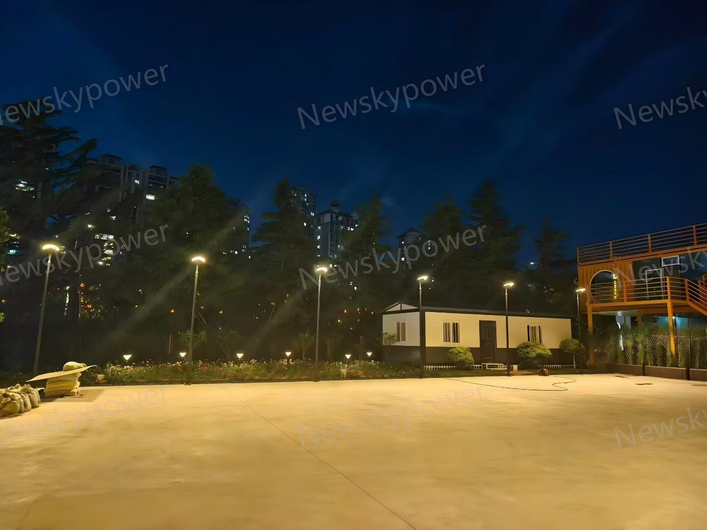 SCL-008 solar courtyard lights installed in a commercial parking area in Germany