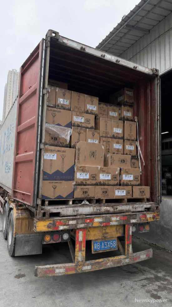 Container loading of MJ-DA and MJ-DB solar bollard lights at Newskypower factory