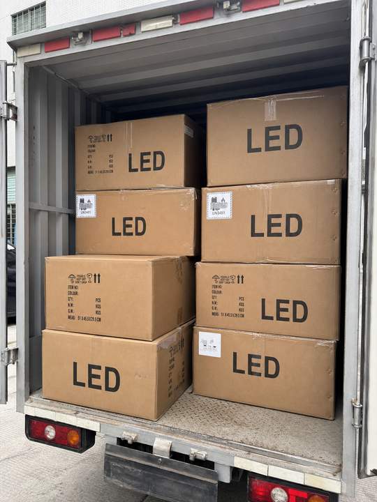 CD01-PC solar flood lights packed for overseas shipment from China factory