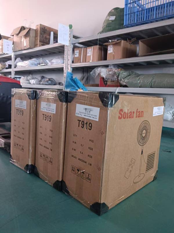 Real shipment image — T919 standing solar-fan cartons prepared with protective corner guards