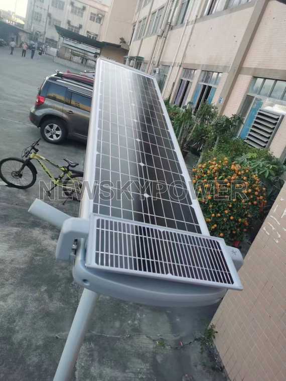 SC solar panel with a transverse cleaning unit at its edge